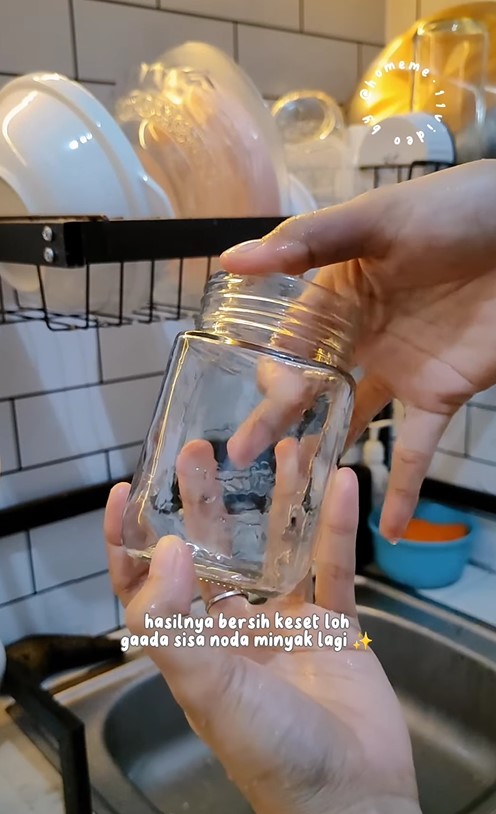 Tanpa digosok spons, ini trik praktis bersihkan toples berminyak agar kesat pakai 1 bahan makanan