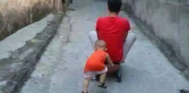 kelakuan bapak saat dipasrahin ngemong anak berbagai sumber