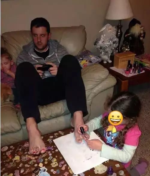 kelakuan bapak saat dipasrahin ngemong anak berbagai sumber