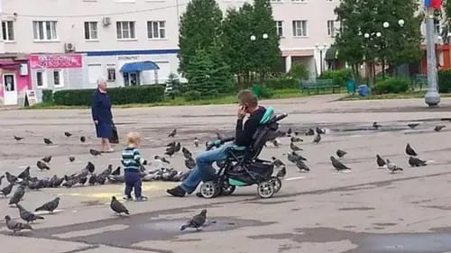 kelakuan bapak saat dipasrahin ngemong anak berbagai sumber