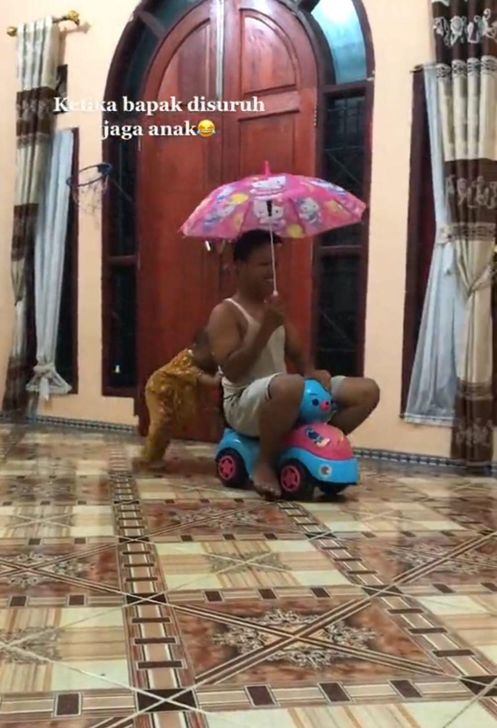 kelakuan bapak saat dipasrahin ngemong anak berbagai sumber