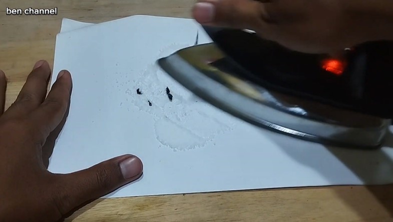 Tanpa disikat sitrun, trik bapak-bapak bersihkan noda lengket di setrika ini cuma pakai 1 bumbu dapur
