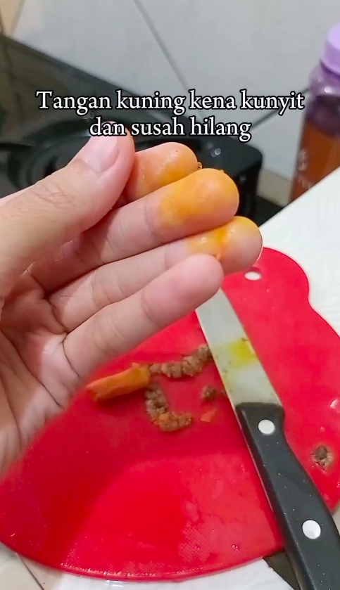 Bukan digosok baking soda, begini trik cepat bersihkan noda kunyit di tangan dan kuku pakai 1 bahan