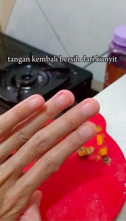 Bukan digosok baking soda, begini trik cepat bersihkan noda kunyit di tangan dan kuku pakai 1 bahan