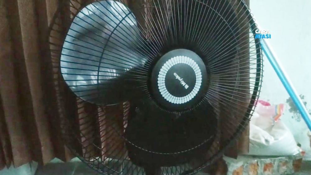 Tanpa dibongkar, bapak-bapak ini punya cara bersihkan kipas angin agar bebas debu pakai 1 bahan dapur