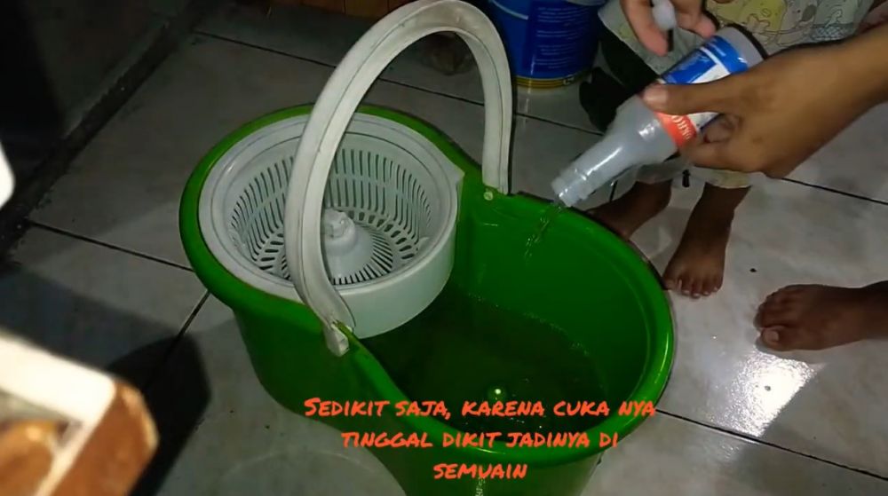 Bukan pakai sabun cuci piring, ini trik mengepel lantai agar lebih awet kesatnya dengan 1 bahan dapur