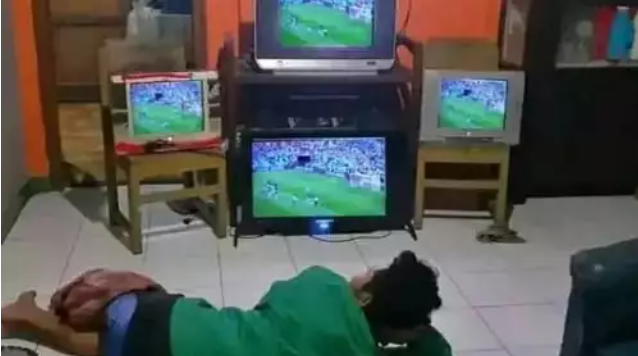 Potret kocak tata letak TV ini nggak wajar abis © Instagram Potret kocak tata letak TV ini nggak wajar abis © Instagram