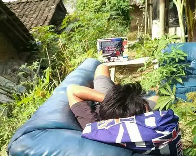 Potret kocak tata letak TV ini nggak wajar abis © Instagram Potret kocak tata letak TV ini nggak wajar abis © Instagram