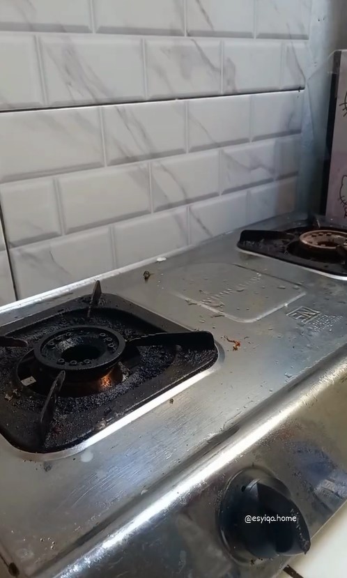 Tak perlu racikan bahan khusus, begini cara bersihkan kompor berminyak cuma pakai 1 bahan dapur