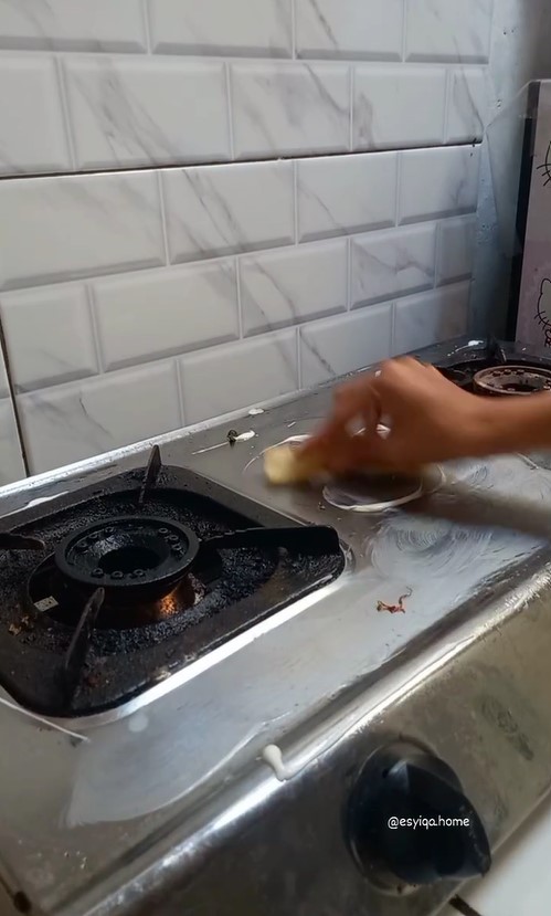 Tak perlu racikan bahan khusus, begini cara bersihkan kompor berminyak cuma pakai 1 bahan dapur