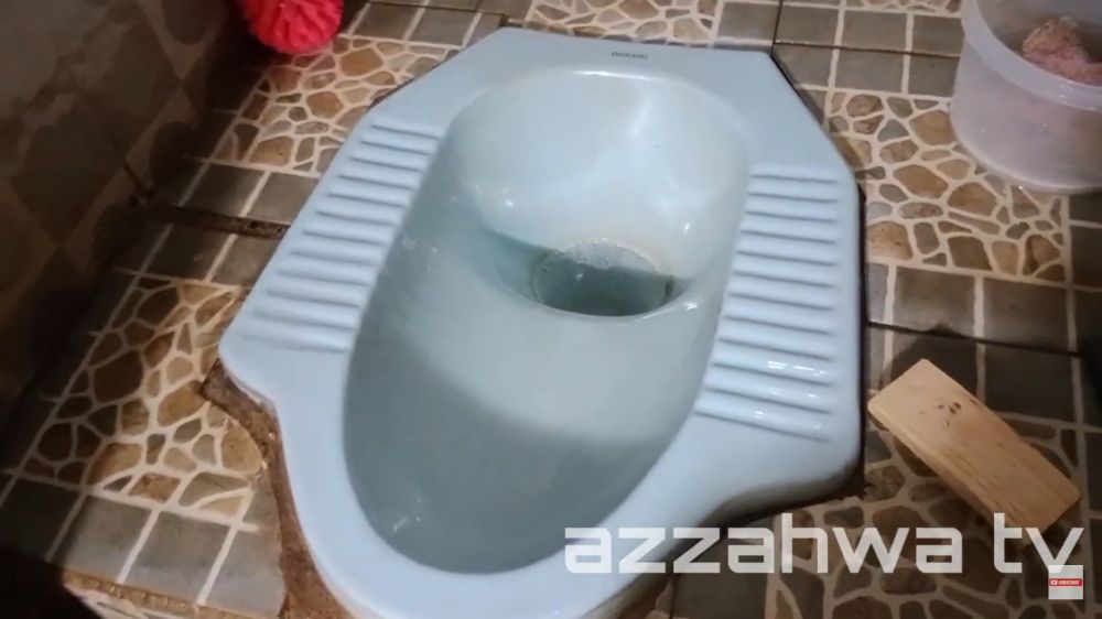 Bukan pakai baking soda, ini trik bersihkan kerak hitam di kloset pakai tambahan 1 bahan dapur