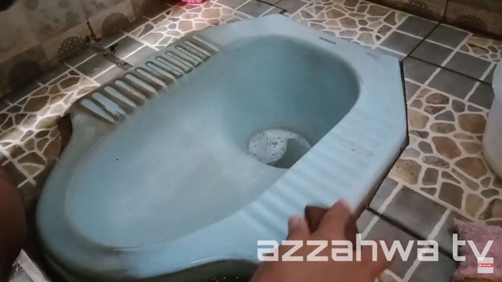 Bukan pakai baking soda, ini trik bersihkan kerak hitam di kloset pakai tambahan 1 bahan dapur