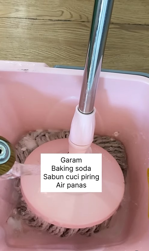 Bikin lantai lebih kesat, ini cara cuci kain pel bau dan dekil cuma pakai 3 bahan dapur
