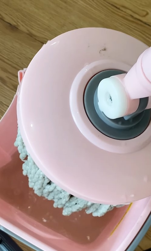 Bikin lantai lebih kesat, ini cara cuci kain pel bau dan dekil cuma pakai 3 bahan dapur