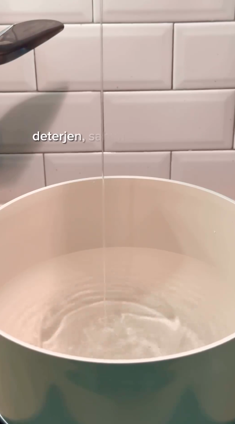 Tanpa dikucek baking soda, ini cara cuci lap dapur dekil dan bau agar bersih pakai 2 bahan dapur