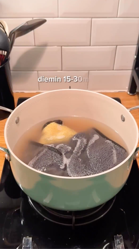 Tanpa dikucek baking soda, ini cara cuci lap dapur dekil dan bau agar bersih pakai 2 bahan dapur