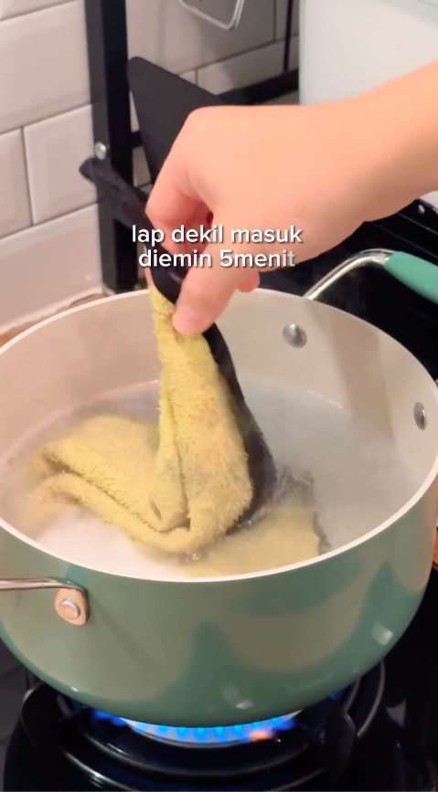 Tanpa dikucek baking soda, ini cara cuci lap dapur dekil dan bau agar bersih pakai 2 bahan dapur