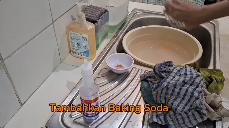 Tak gunakan sabun cuci piring, ini cara cuci lap dapur berminyak dan bau tengik ditambah 2 bahan dapur