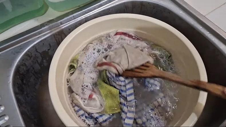 Tak gunakan sabun cuci piring, ini cara cuci lap dapur berminyak dan bau tengik ditambah 2 bahan dapur