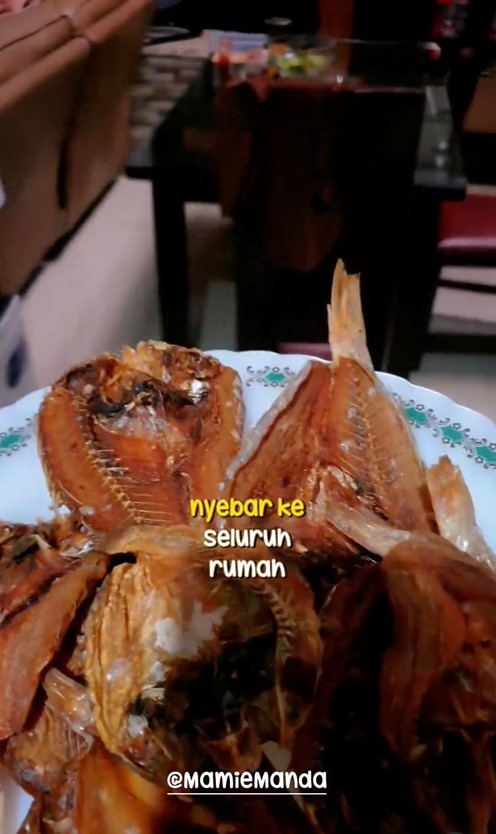Bukan pakai kopi, ibu muda ini punya trik usir bau bekas goreng ikan asin cuma dengan 2 bahan dapur