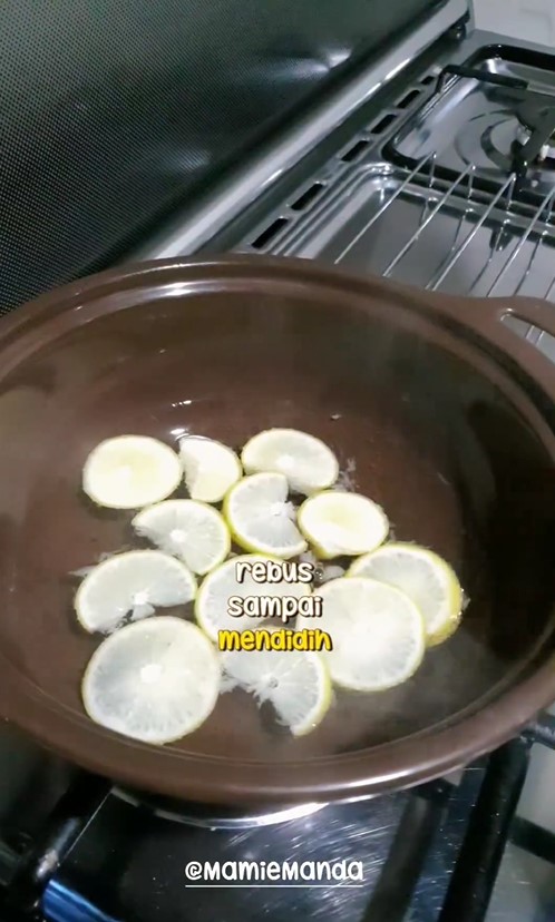 Bukan pakai kopi, ibu muda ini punya trik usir bau bekas goreng ikan asin cuma dengan 2 bahan dapur