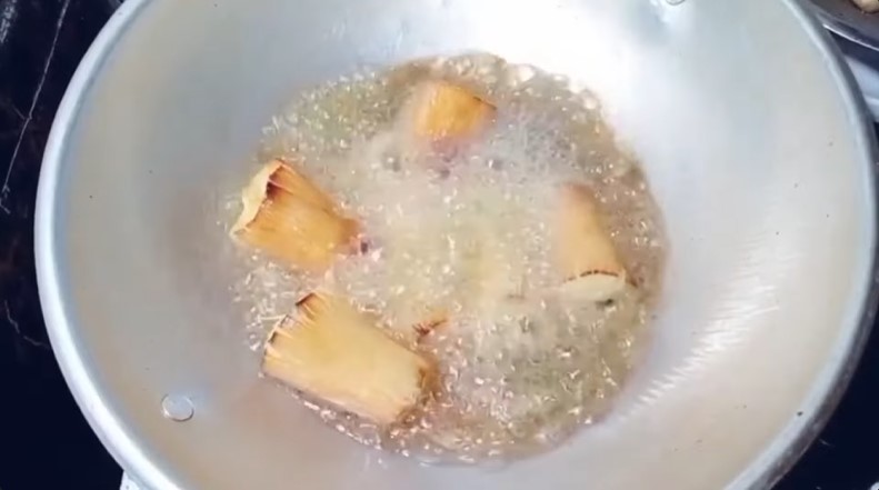 Tanpa direbus, ini trik goreng singkong agar teksturnya empuk, renyah, dan gurih pakai 3 bahan dapur