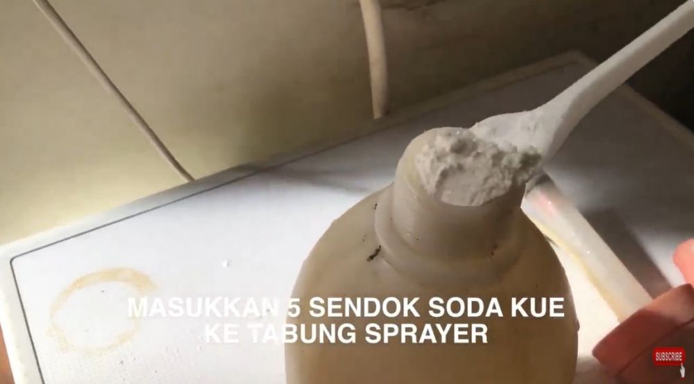 Tak perlu dicuci dan disikat, begini cara basmi bau apek di karpet bermodal 1 bahan dapur