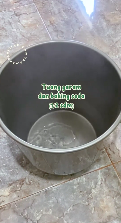 Tanpa perlu disikat, ini cara mencuci kain pel yang dekil dan bau amis agar bersih pakai 2 bahan dapur