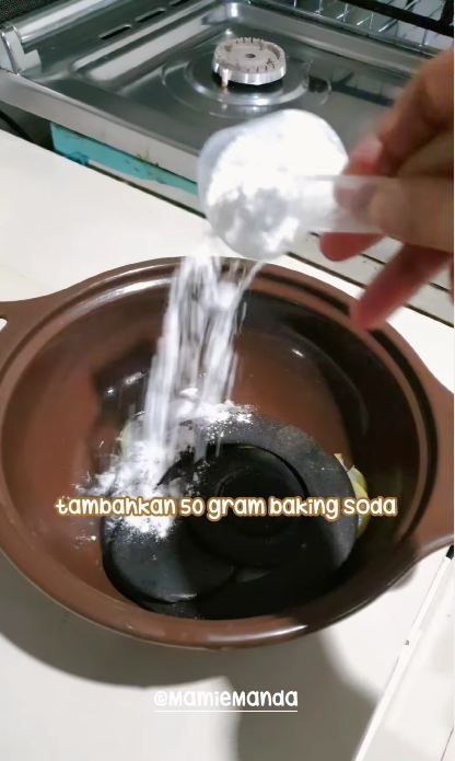 Tanpa direndam air panas, begini trik bersihkan tungku kompor berkerak cuma pakai 3 bahan dapur