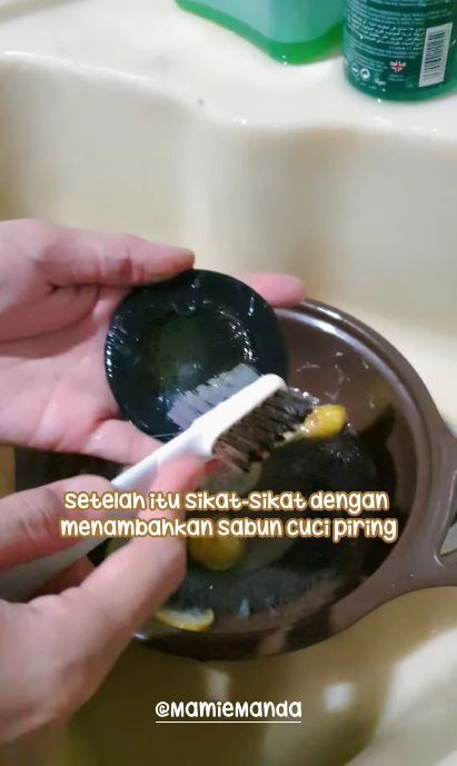 Tanpa direndam air panas, begini trik bersihkan tungku kompor berkerak cuma pakai 3 bahan dapur