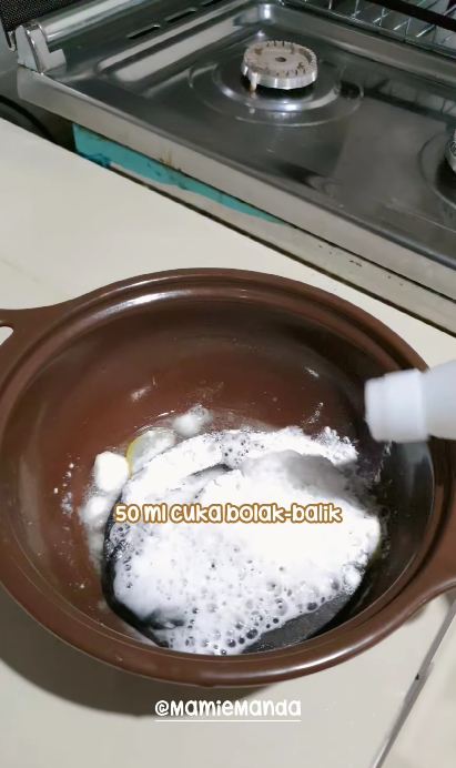 Tanpa direndam air panas, begini trik bersihkan tungku kompor berkerak cuma pakai 3 bahan dapur