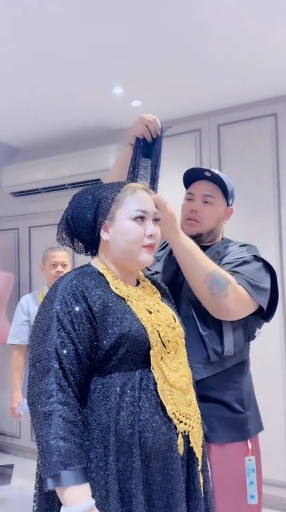 Mira Hayati fitting baju © TikTok Mira Hayati fitting baju © TikTok
