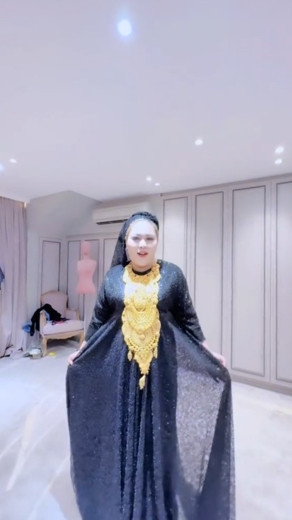 Mira Hayati fitting baju © TikTok Mira Hayati fitting baju © TikTok