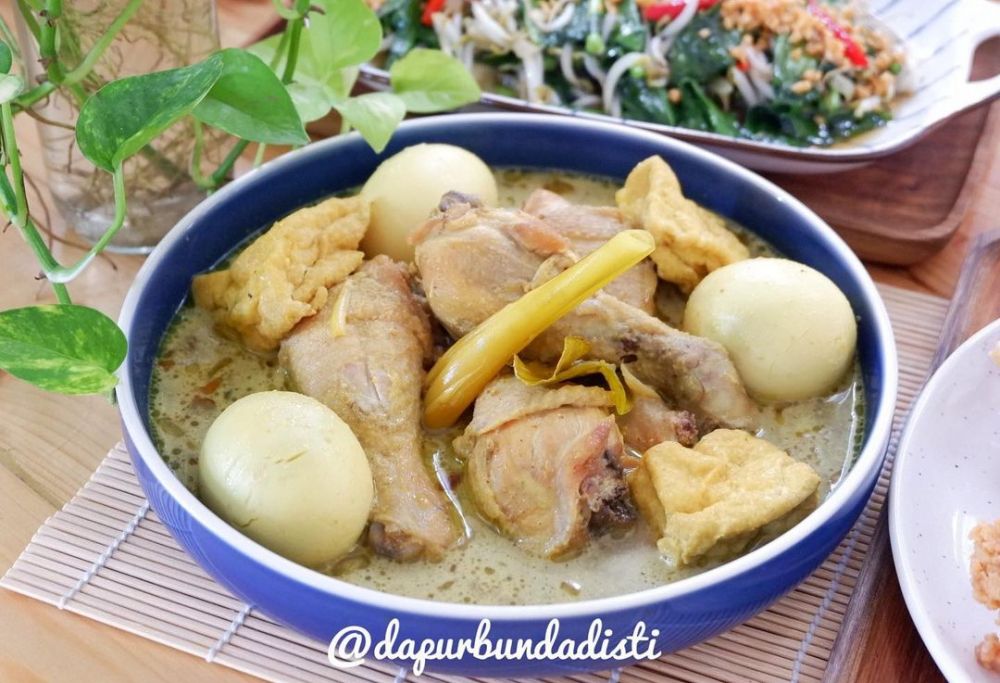 25 Resep opor ayam menu andalan Lebaran, enak, gurih, simpel, dan menggugah selera