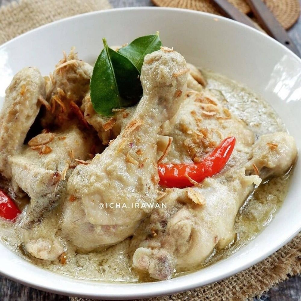 25 Resep opor ayam menu andalan Lebaran, enak, gurih, simpel, dan menggugah selera