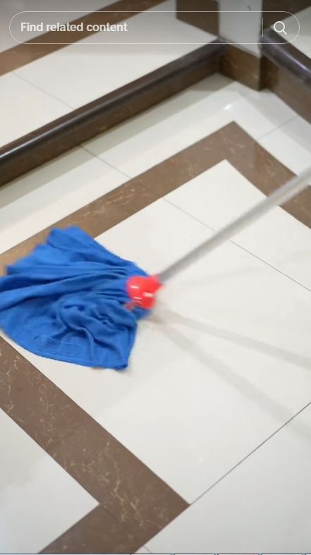 Tanpa tambahan garam dan cuka, ini trik mengepel lantai agar tak amis dan kesat hingga seminggu