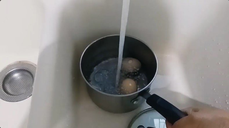 Tak perlu diberi garam, cara emak-emak rebus telur ini hemat gas dan matang sempurna dalam 5 menit