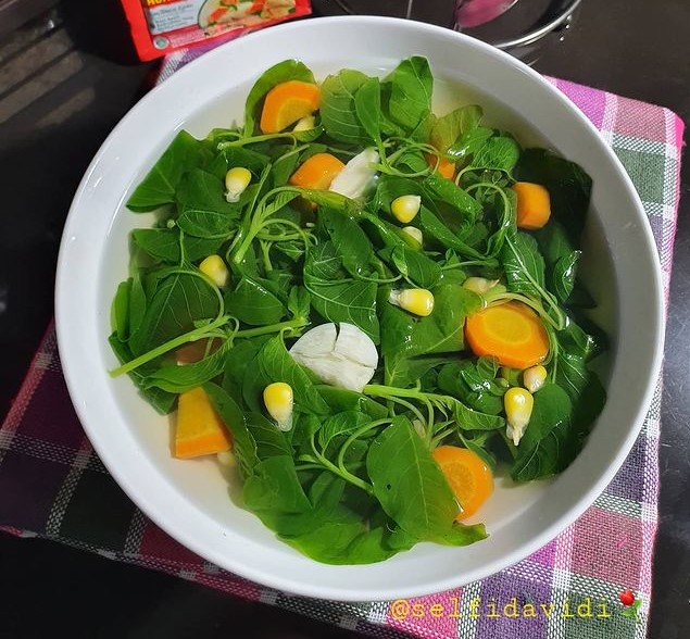 13 Resep sayur bayam bening untuk sahur, segar, simpel, dan menggugah selera