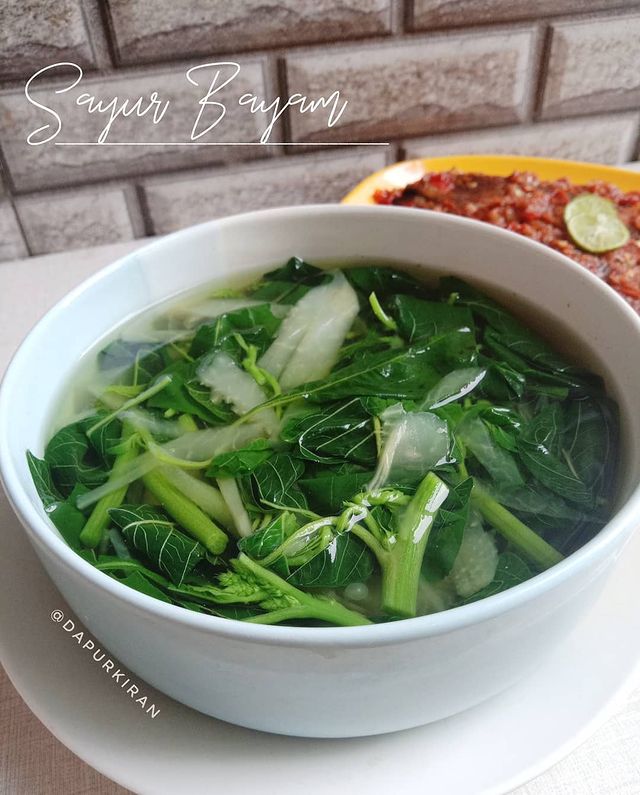 13 Resep sayur bayam bening untuk sahur, segar, simpel, dan menggugah selera