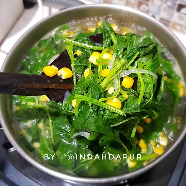 13 Resep sayur bayam bening untuk sahur, segar, simpel, dan menggugah selera