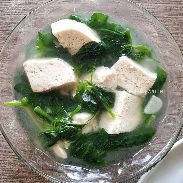 13 Resep sayur bayam bening untuk sahur, segar, simpel, dan menggugah selera