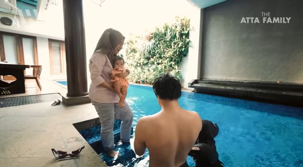 kolam renang penyanyi cantik © 2024 brilio.net