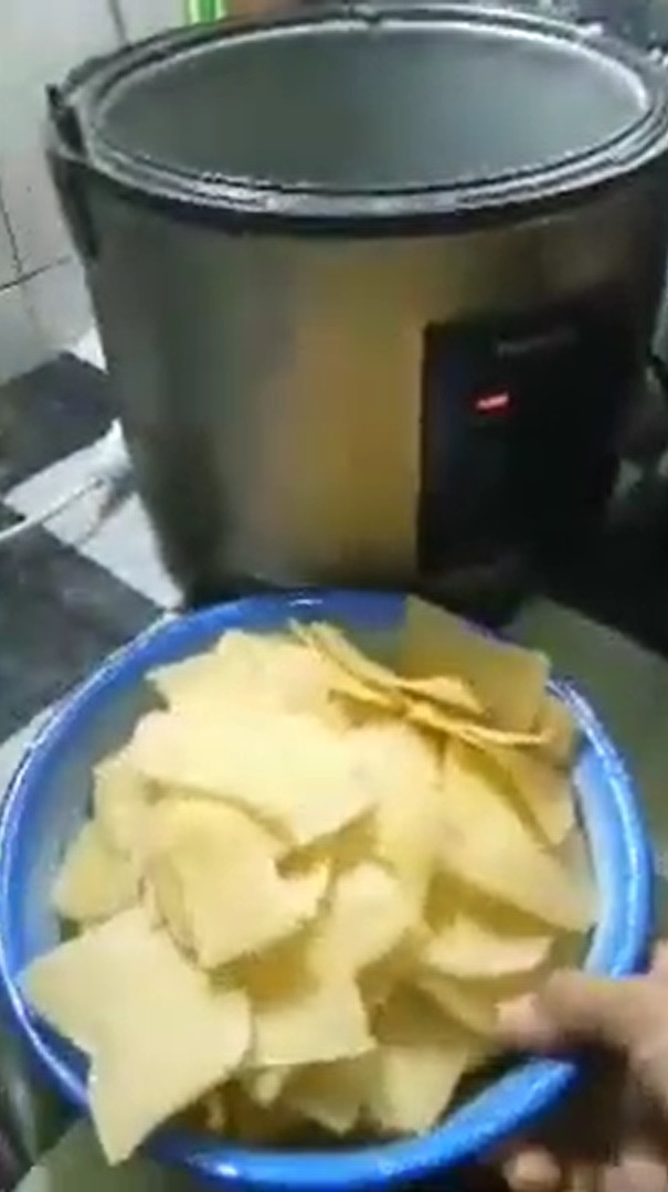 Tak perlu dijemur, ini trik mudah goreng kerupuk udang agar hasilnya mekar dan nggak gosong