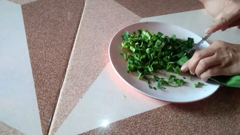 Tanpa menggantung plastik isi air, ini trik simpel usir lalat dari meja makan cukup pakai 1 jenis daun