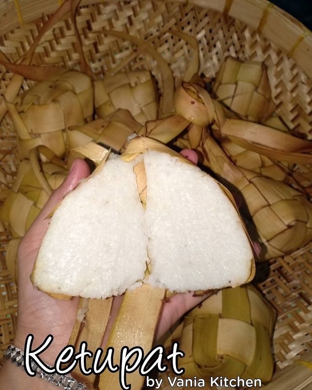13 Cara membuat ketupat sajian andalan Lebaran, empuk, legit, dan mudah dibuat