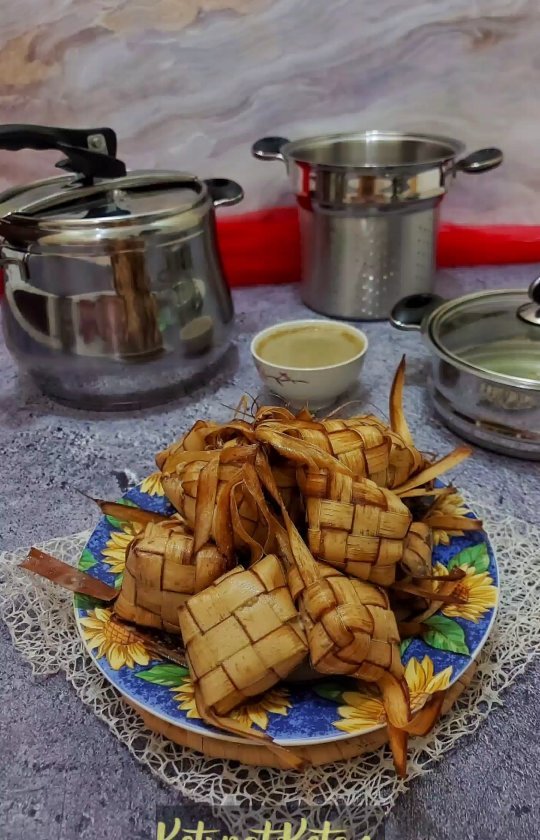 13 Cara membuat ketupat sajian andalan Lebaran, empuk, legit, dan mudah dibuat