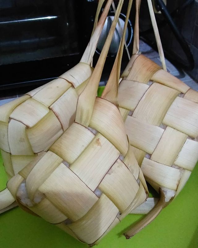13 Cara membuat ketupat sajian andalan Lebaran, empuk, legit, dan mudah dibuat