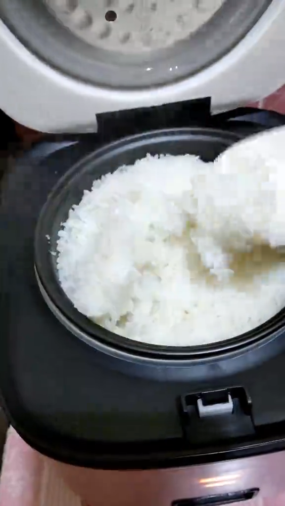 Tanpa dinyalakan, ini trik agar nasi tak berkerak walau disimpan seharian di dalam rice cooker