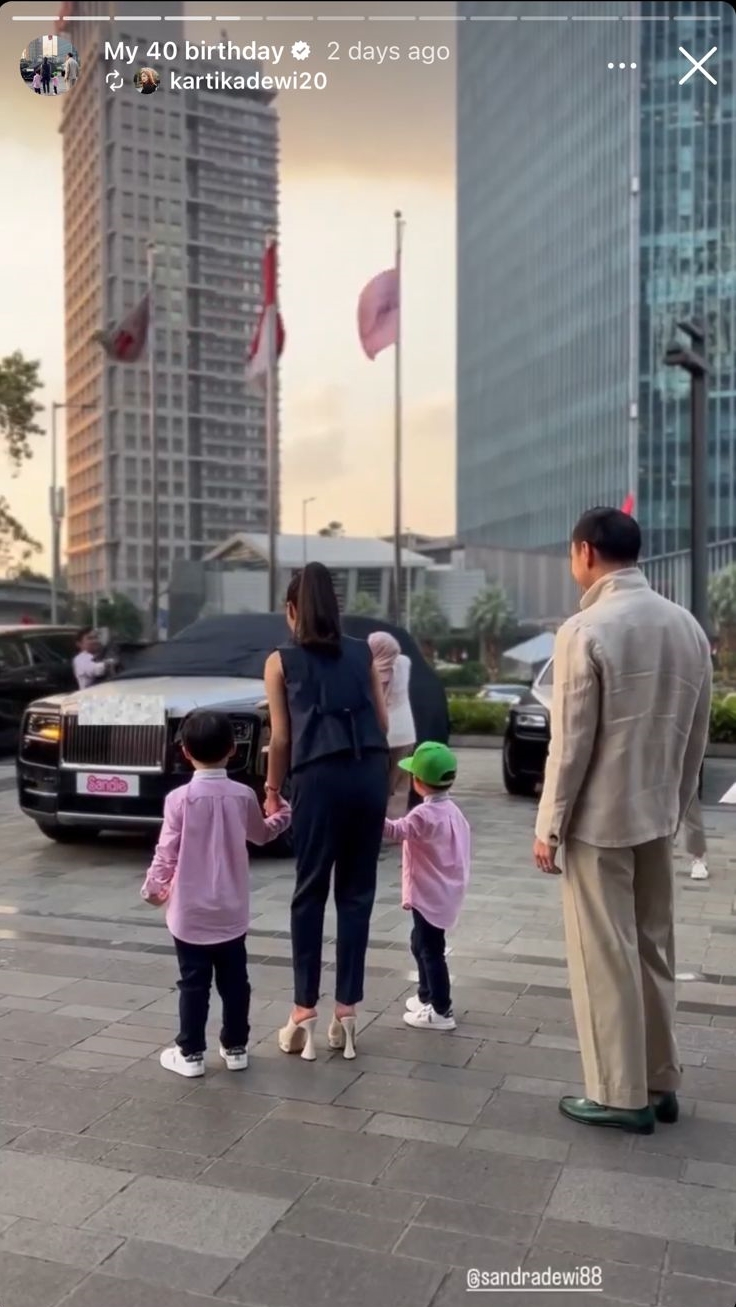 momen sandra dewi dikado mobil mewah © instagram
