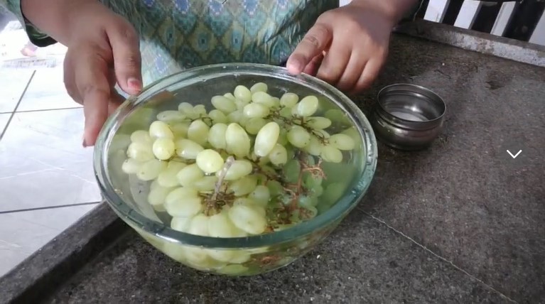 Bukan dibaluri tepung, ini cara bersihkan anggur dari lapisan lilin dan pestisida pakai 2 bahan dapur